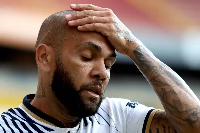 Istri Dani Alves, Joana Sanz dikabarkan telah mengirimkan gugatan cerai setelah kasus pelecehan seksual yang dialami oleh mantan suaminya (Twitter @DeadlineDayLive)