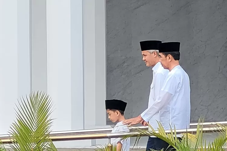 Presiden Jokowi menitipkan pesan ini kepada Ganjar Pranowo saat keduanya sedang melaksanakan sholat Jumat bareng di Solo (Instagram @ganjar_pranowo)